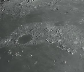 Krater Plato und das Alpental auf dem Mond