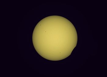 Rechts unten ist die Sonne durch die Mondscheibe ganz dezent angeknabbert. Die partielle Sonnenfinsternis vom 12. August 2026 nimmt ihren Lauf!