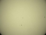 Sauber erwischt! Am 23.05.26 um exakt 18Uhr40min04sec &uuml;berflog die ISS (das kleine putzige H in Bildmitte) die monstr&ouml;s wirkende Sonnenscheibe, die zu dieser Zeit einige markante Sonnenflecken ausgebildet hatte.