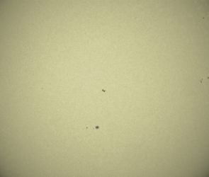 Sauber erwischt! Am 23.05.26 um exakt 18Uhr40min04sec &uuml;berflog die ISS (das kleine putzige H in Bildmitte) die monstr&ouml;s wirkende Sonnenscheibe, die zu dieser Zeit einige markante Sonnenflecken ausgebildet hatte.