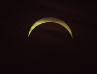 Nur noch eine schmale Sichel ist von der Sonne &uuml;brig geblieben. Dies ist eine Aufnahme von der max. Bedeckung, die etwa 87% betrug. Den Rest hat die pechschwarze Mondscheibe abgedeckt. Partielle Sonnenfinsternis 12. August 2026