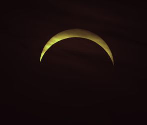 Nur noch eine schmale Sichel ist von der Sonne &uuml;brig geblieben. Dies ist eine Aufnahme von der max. Bedeckung, die etwa 87% betrug. Den Rest hat die pechschwarze Mondscheibe abgedeckt. Partielle Sonnenfinsternis 12. August 2026