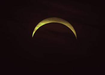 Nur noch eine schmale Sichel ist von der Sonne &uuml;brig geblieben. Dies ist eine Aufnahme von der max. Bedeckung, die etwa 87% betrug. Den Rest hat die pechschwarze Mondscheibe abgedeckt. Partielle Sonnenfinsternis 12. August 2026