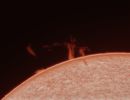 Eine große Protuberanz erhebt sich hier über den nordöstlichen Sonnenrand. Entstanden ist diese detaillierte Aufnahme unseres Zentralgestirns mithilfe des großen H-Alpha Sonnenteleskops LUNT LS230 und einer Kamera QHY 678M am 14.06.2025