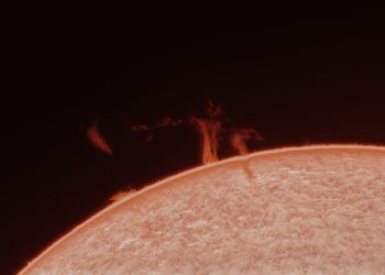 Eine große Protuberanz erhebt sich hier über den nordöstlichen Sonnenrand. Entstanden ist diese detaillierte Aufnahme unseres Zentralgestirns mithilfe des großen H-Alpha Sonnenteleskops LUNT LS230 und einer Kamera QHY 678M am 14.06.2025