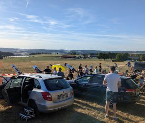 Eine ganze Armada an Teleskopen zur Sonnenbeobachtung ist nach Westen gerichtet
