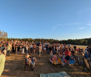 Eine lange Schlange vor dem gro&szlig;en 230er H-alpha-Teleskop der Sternwarte